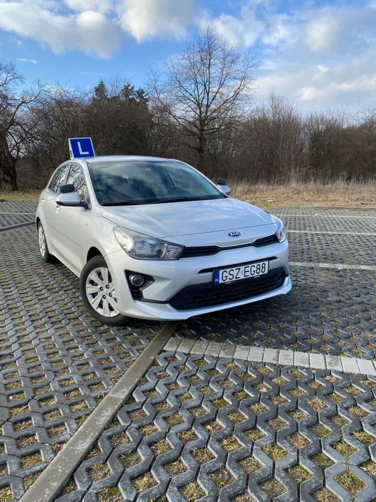 Srebrna KIA Rio Nauka Jazdy Zabor z oznaczeniem L, widok trzy czwarte